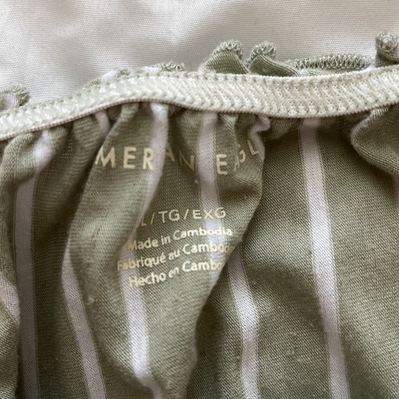 AMERICAN EAGLE OUTFITTERS GREEN AND WHITE STRIPED OFF THE SHOULDER BUBBLE TOP - Picture 2 of 4